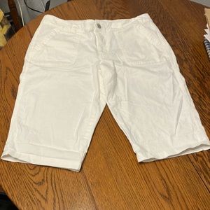 Bandolino Kimberly Skimmer white Bermuda shorts size 14P 2 front pockets NWOT